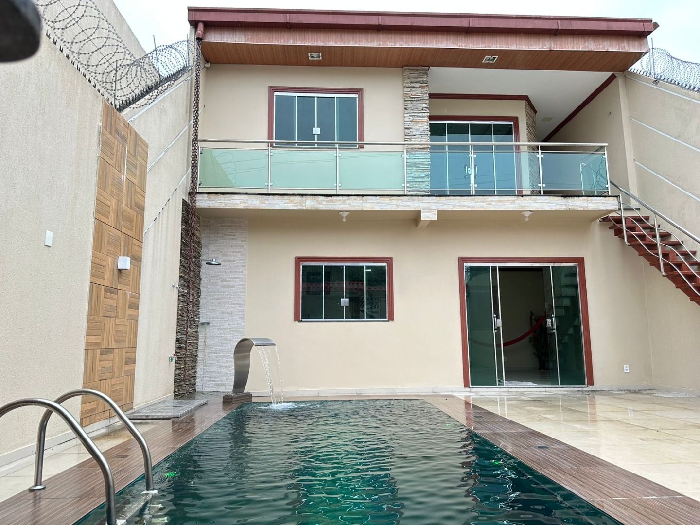Casa com 5 dormitórios sendo 3 suites à venda, 350 m² por RS 650.000 - Flores - Manaus-AM - Nao Fina