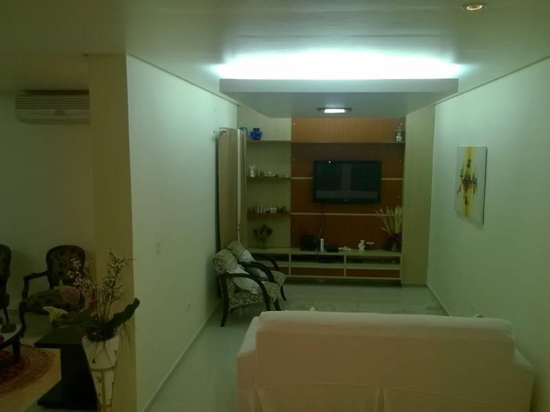 Casa de Condomínio à venda com 3 quartos, 300m² - Foto 2