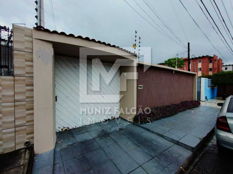 Casa à venda com 5 quartos, 180m² - Foto 1