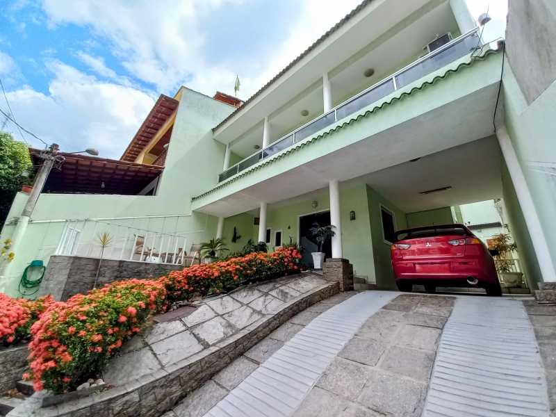 Casa de Condomínio à venda com 4 quartos, 227m² - Foto 1