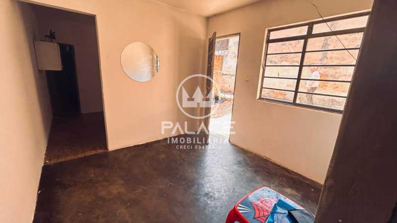 Casa à venda com 2 quartos, 120m² - Foto 2