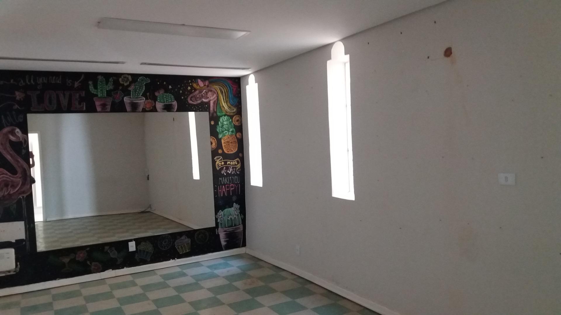 Casa Comercial para alugar com 3 quartos, 200m² - Foto 9