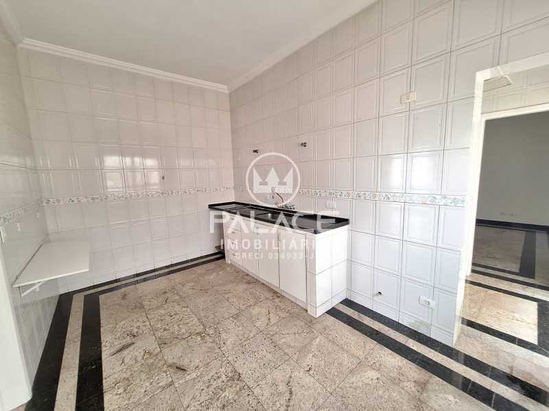 Casa de Condomínio para alugar com 4 quartos, 360m² - Foto 14