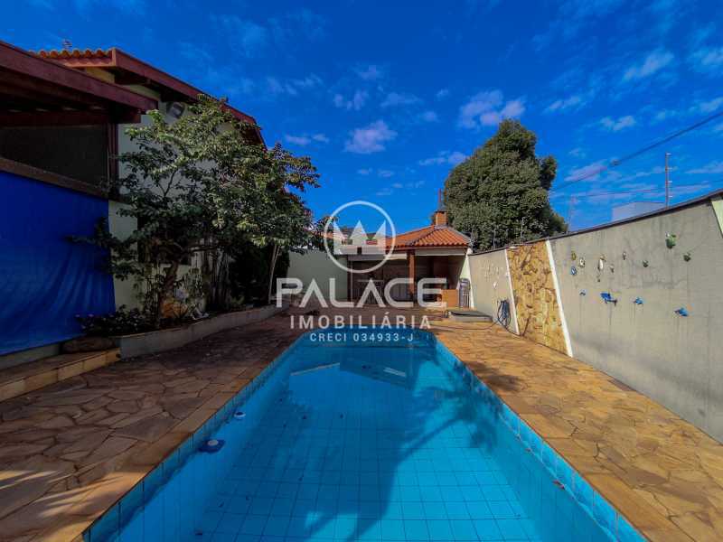 Casa à venda e aluguel com 3 quartos, 210m² - Foto 1