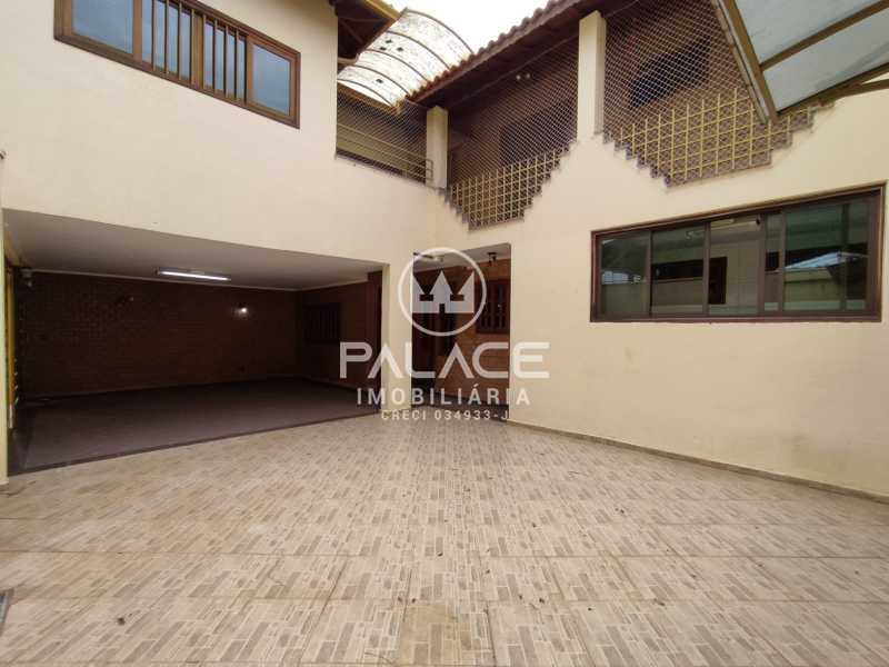 Casa para alugar com 3 quartos, 219m² - Foto 1