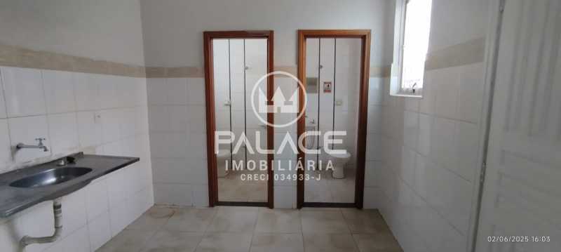 Casa Comercial para alugar com 3 quartos, 200m² - Foto 11