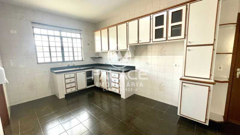 Casa para alugar com 3 quartos, 385m² - Foto 18