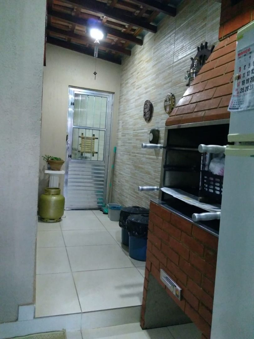 Casa à venda com 2 quartos, 70m² - Foto 2