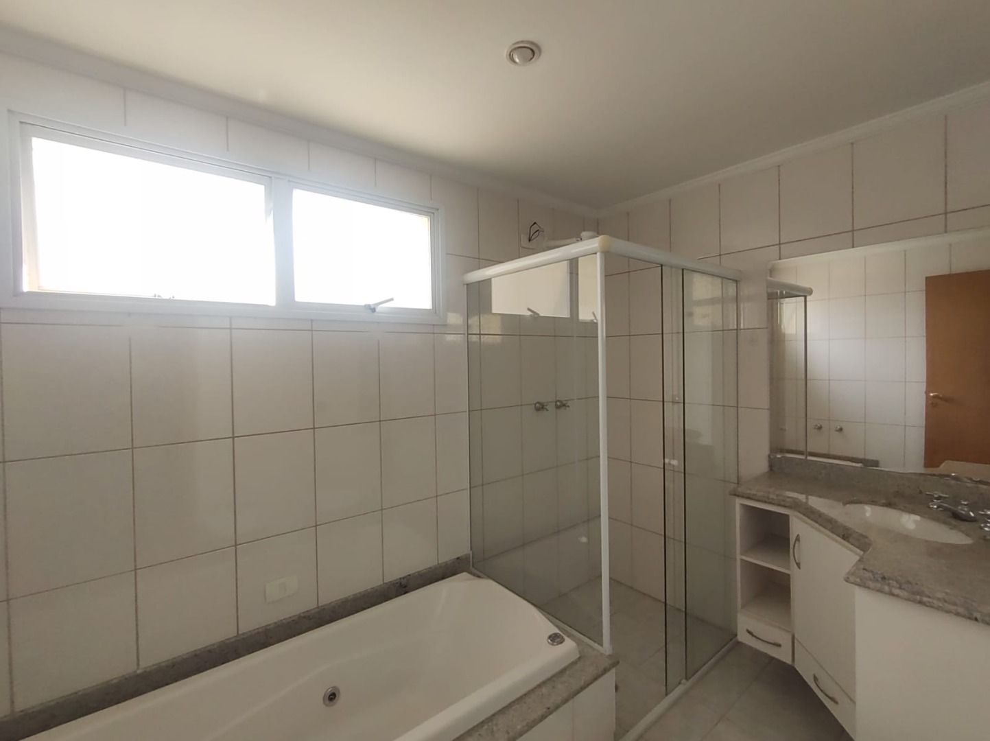 Apartamento para alugar com 3 quartos, 200m² - Foto 12