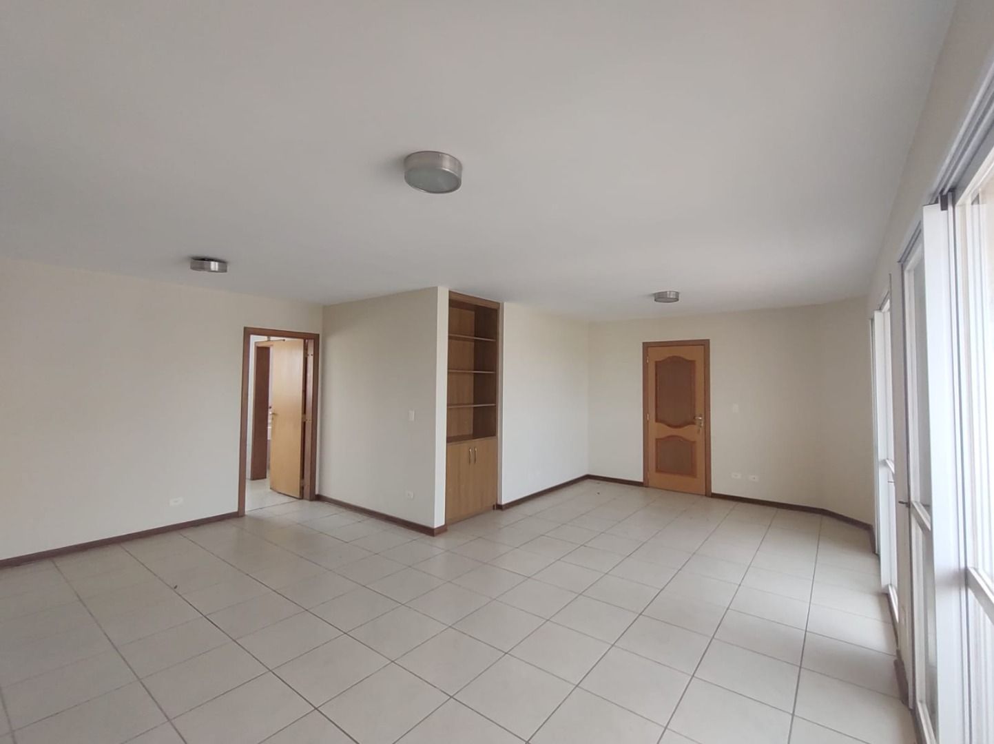 Apartamento para alugar com 3 quartos, 200m² - Foto 2