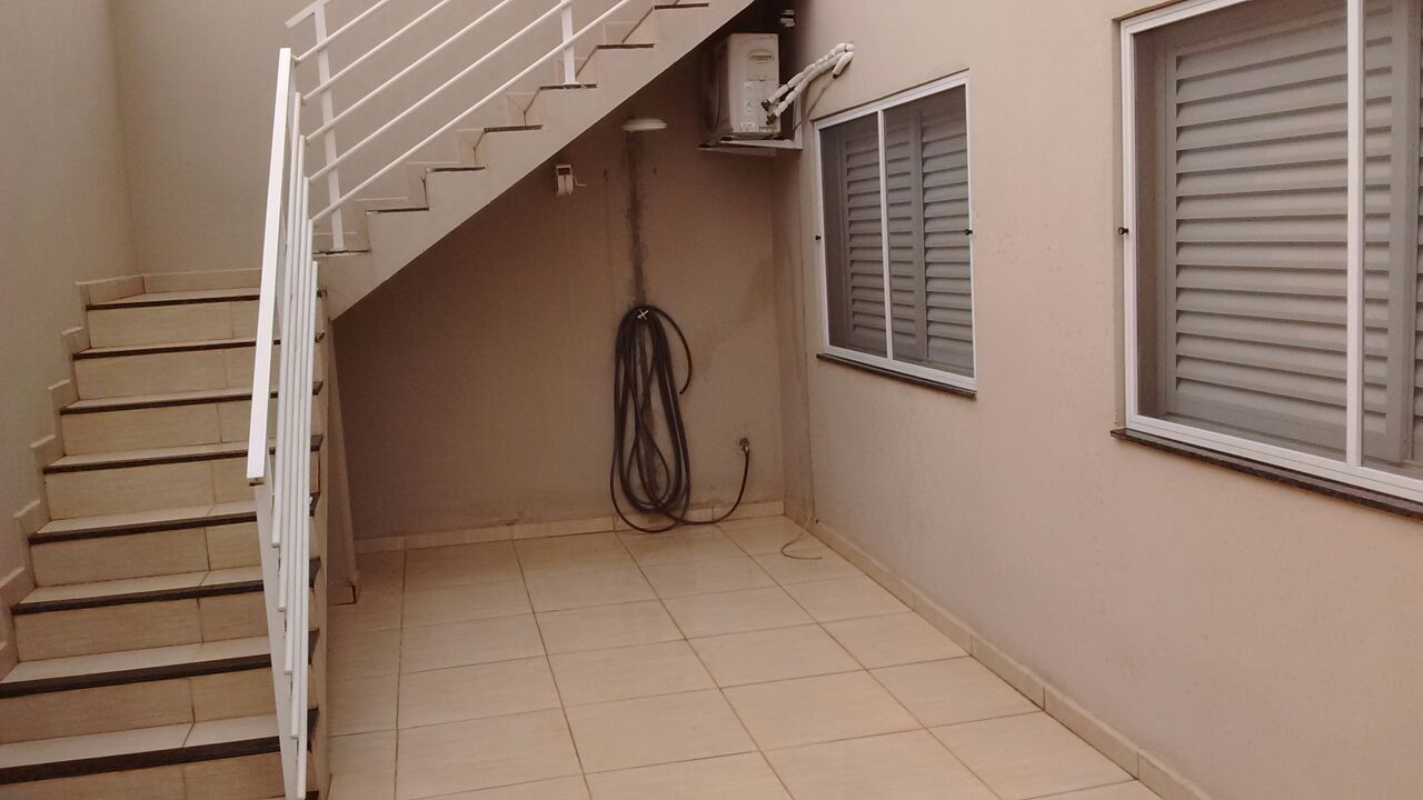 Casa à venda com 3 quartos, 235m² - Foto 2