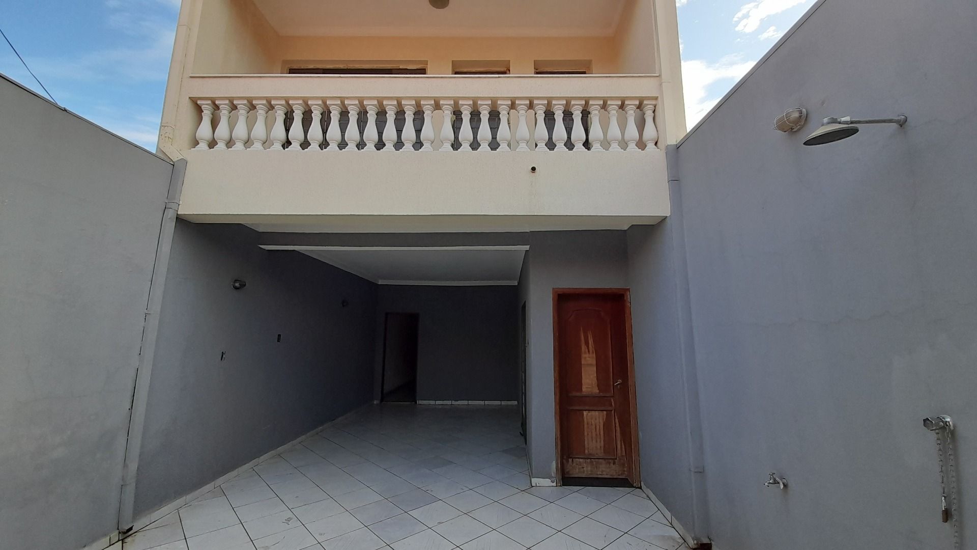 Casa à venda com 3 quartos, 225m² - Foto 1