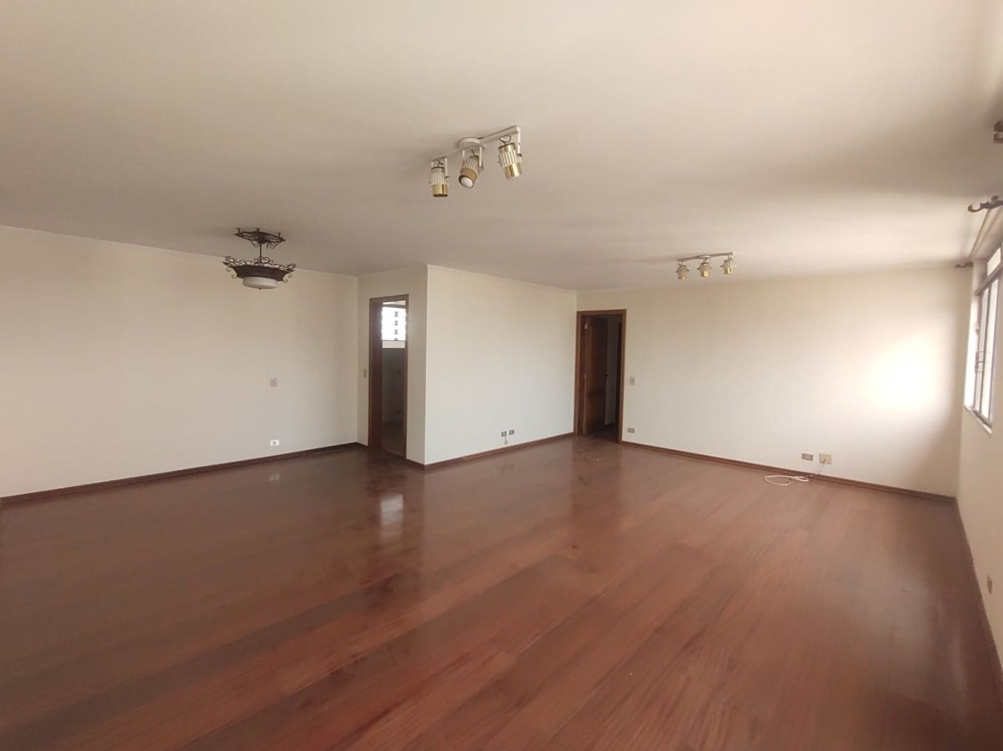 Apartamento para alugar com 3 quartos, 150m² - Foto 2