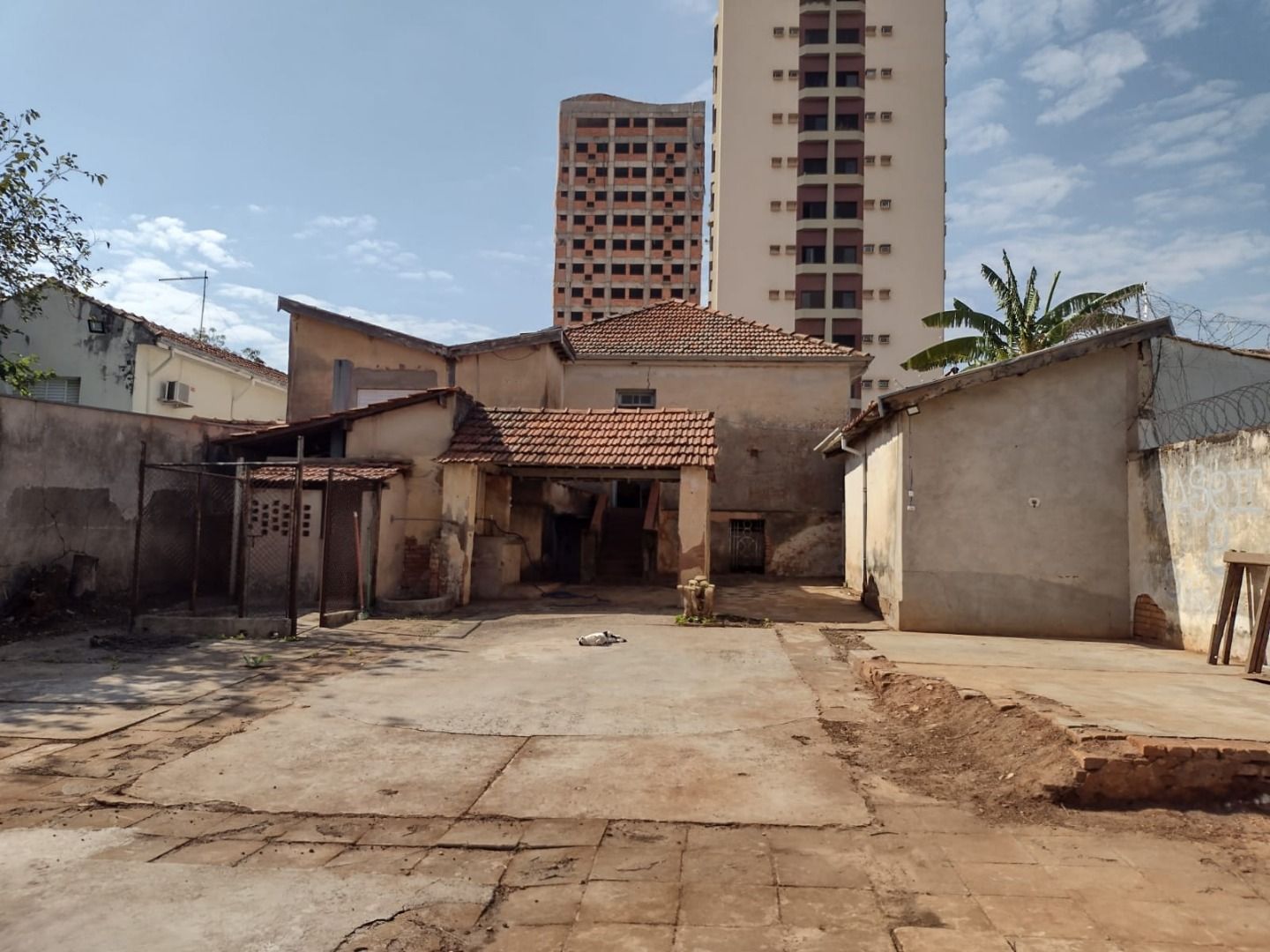 Casa à venda com 3 quartos, 240m² - Foto 2