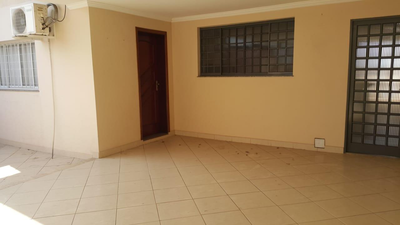 Casa à venda com 3 quartos, 129m² - Foto 1