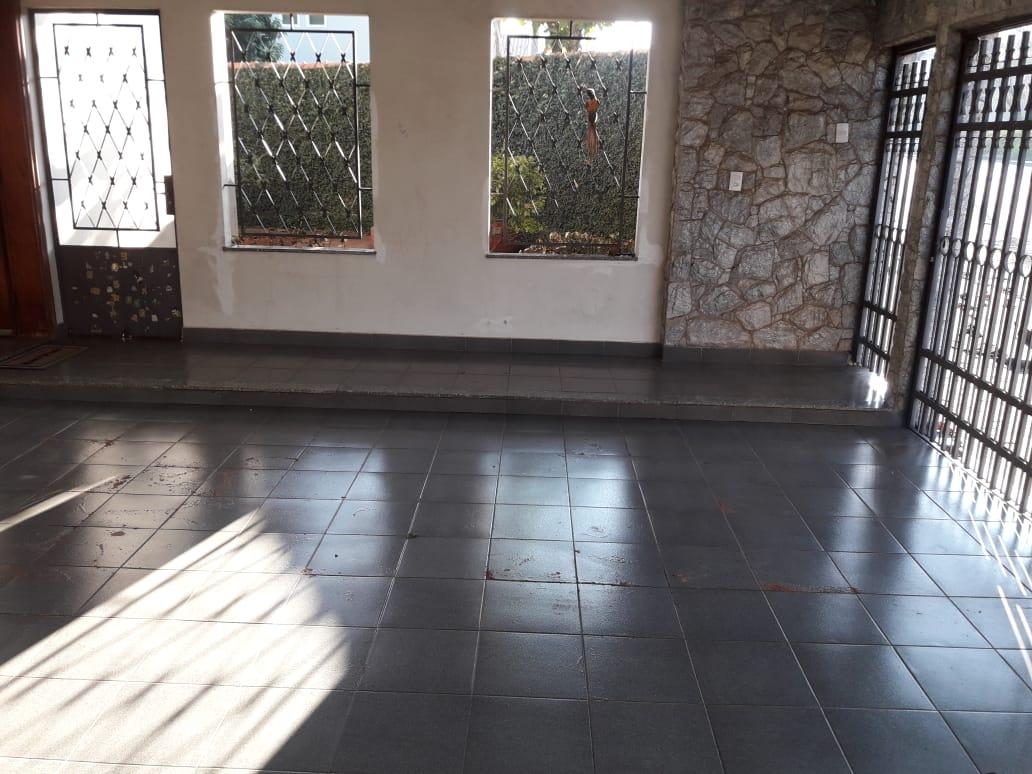 Casa à venda com 3 quartos, 236m² - Foto 1