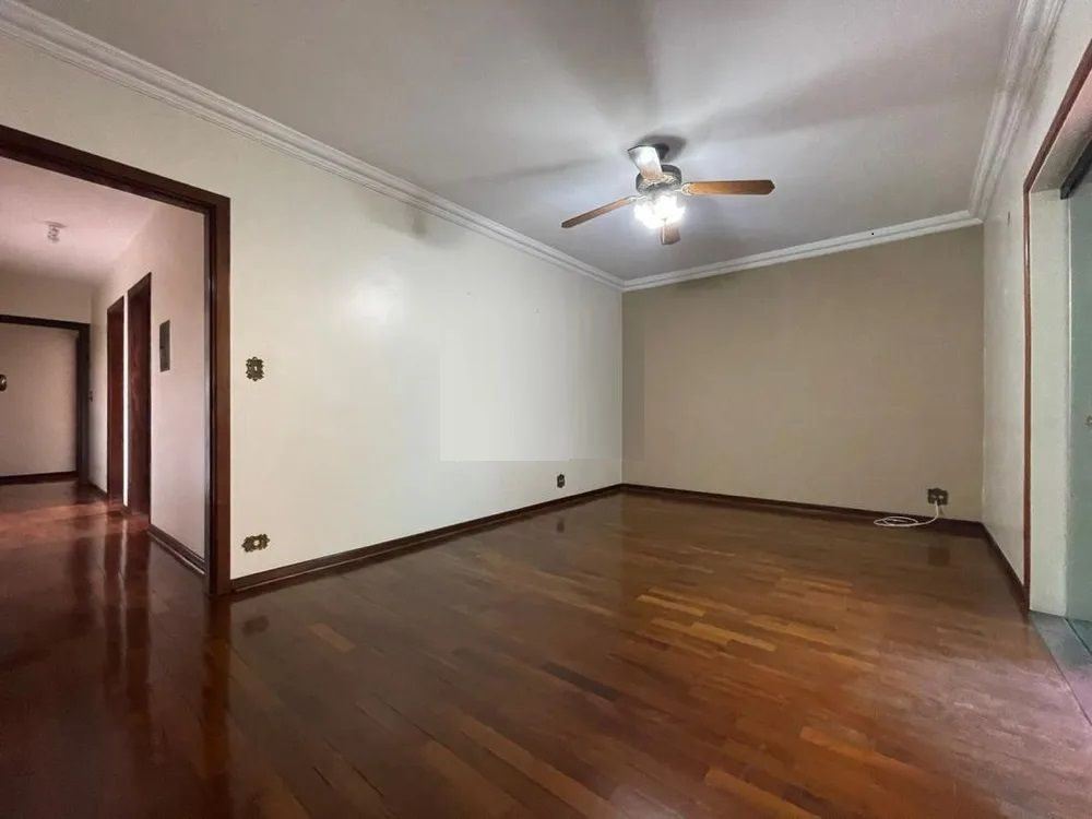 Casa à venda com 3 quartos, 228m² - Foto 1