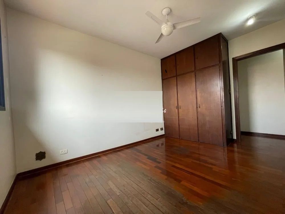 Casa à venda com 3 quartos, 228m² - Foto 4