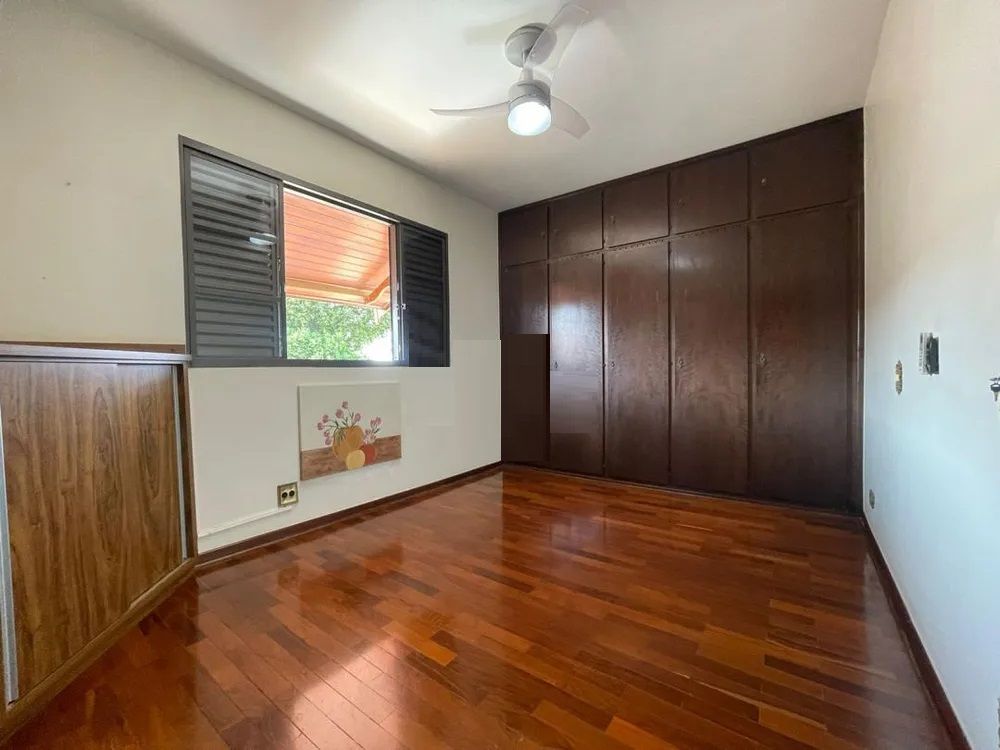 Casa à venda com 3 quartos, 228m² - Foto 8