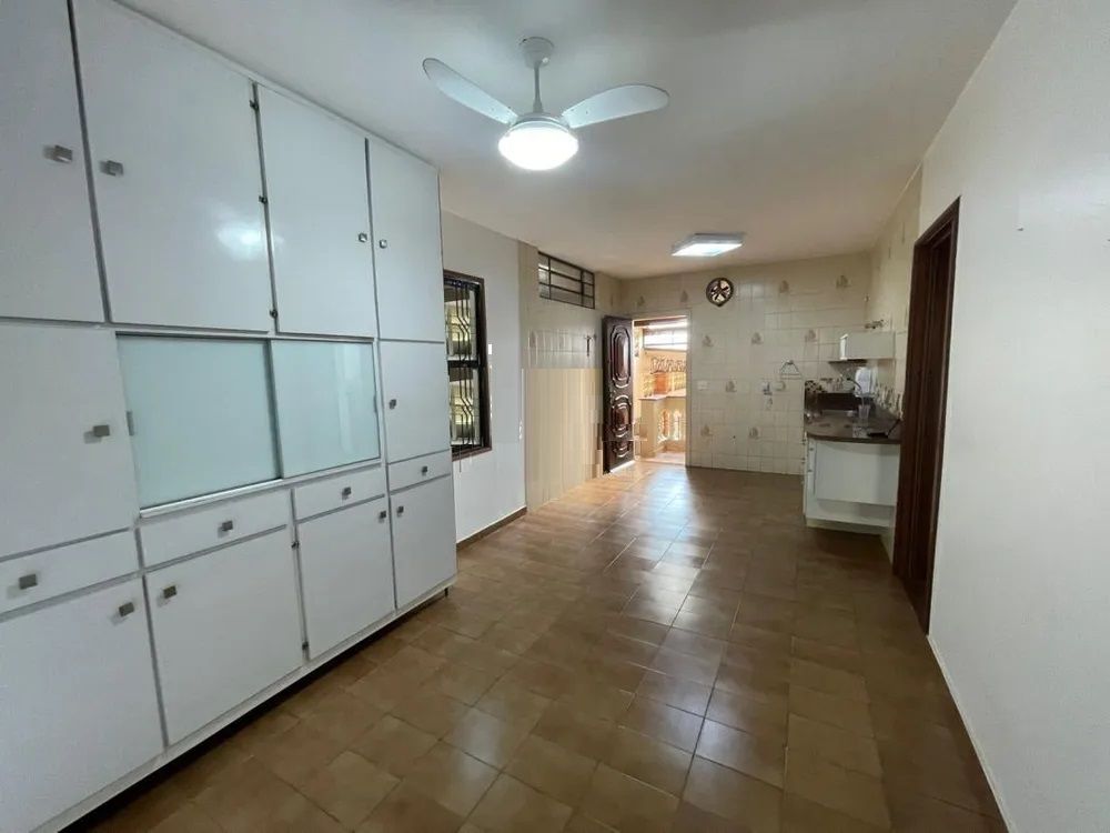 Casa à venda com 3 quartos, 228m² - Foto 9