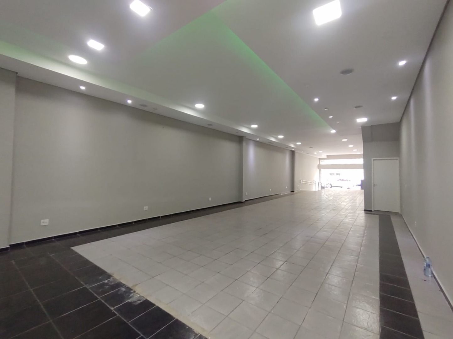 Loja-Salão para alugar, 261m² - Foto 1