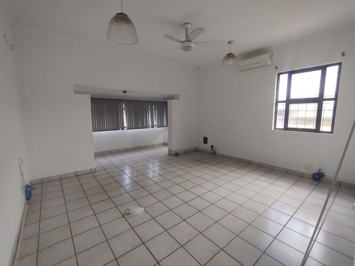 Casa Comercial à venda com 3 quartos, 248m² - Foto 4