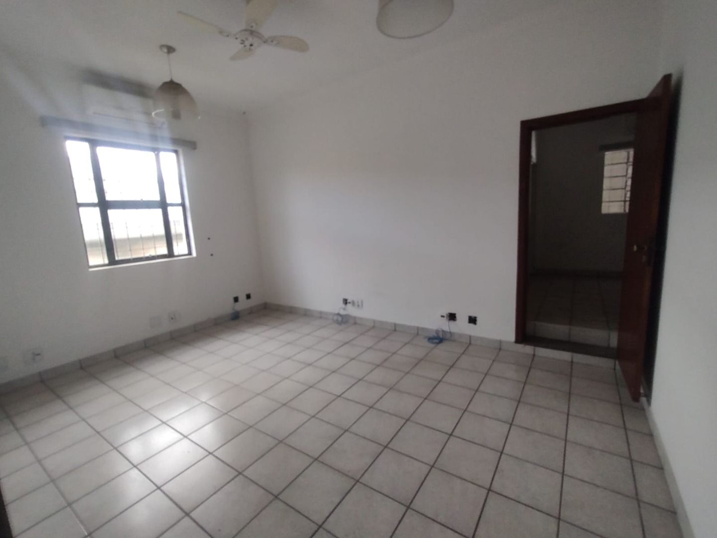 Casa Comercial à venda com 3 quartos, 248m² - Foto 8