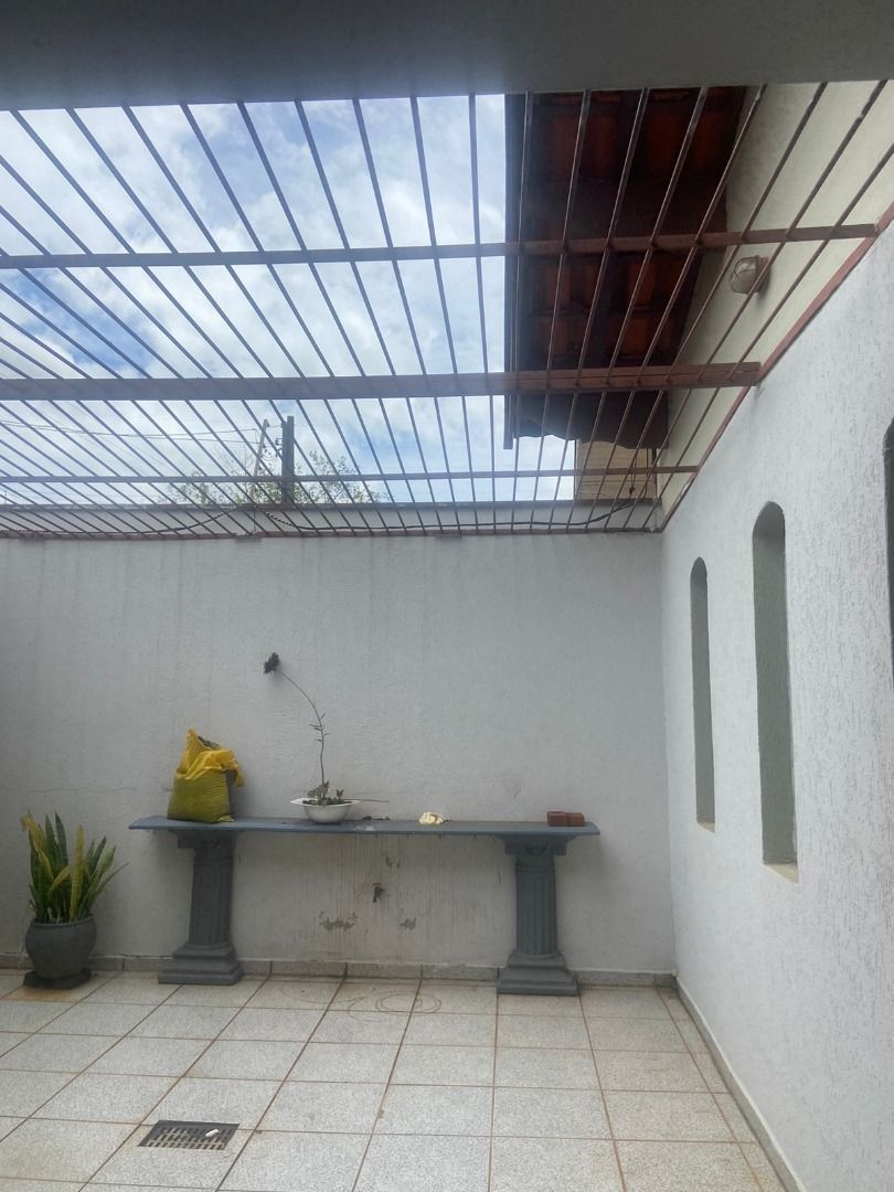 Casa à venda com 3 quartos, 190m² - Foto 2