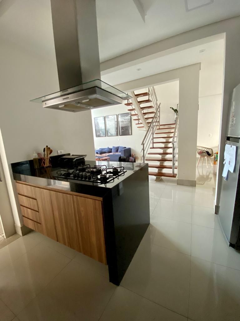 Casa de Condomínio à venda com 4 quartos, 240m² - Foto 3