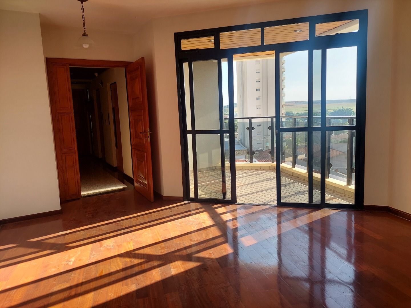 Apartamento à venda com 3 quartos, 214m² - Foto 2