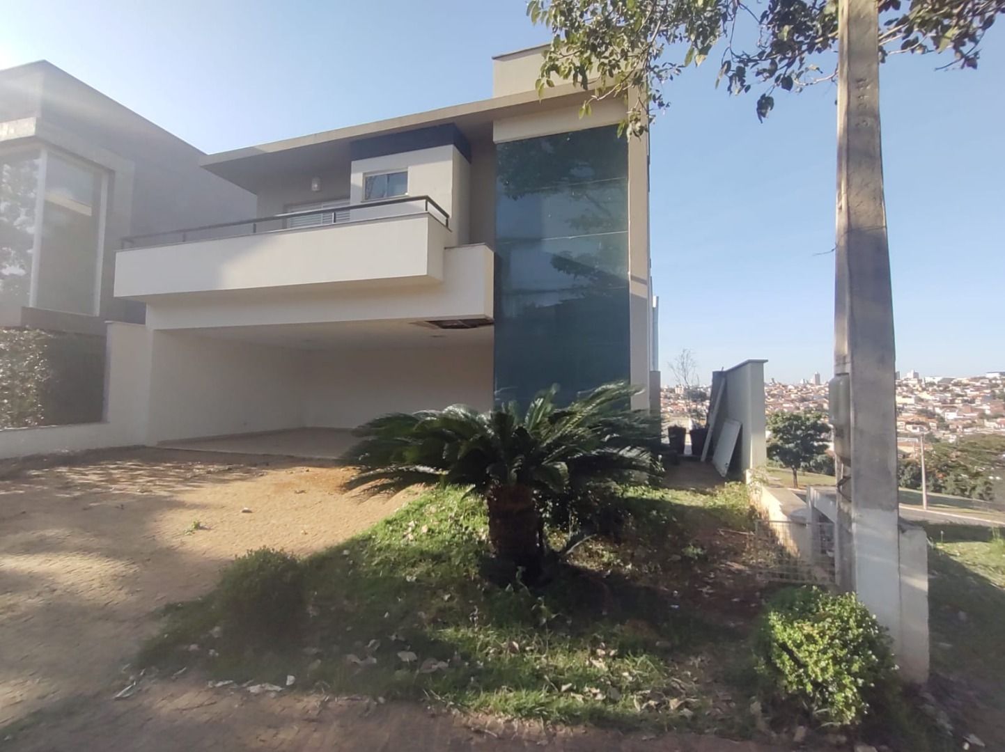 Casa de Condomínio à venda e aluguel com 4 quartos, 330m² - Foto 1