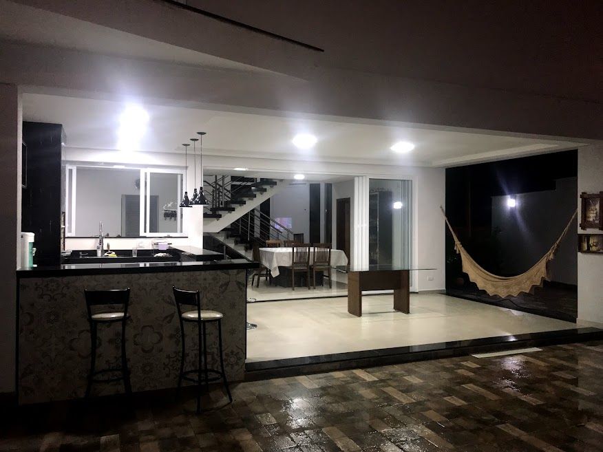 Casa de Condomínio à venda com 4 quartos, 300m² - Foto 2