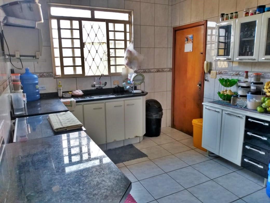 Casa à venda com 3 quartos, 196m² - Foto 1