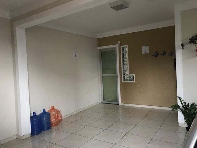 Casa para alugar com 3 quartos, 200m² - Foto 2