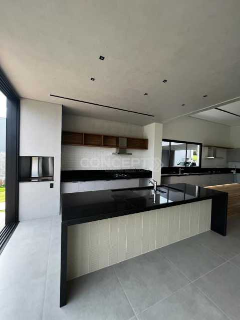 Casa de Condomínio à venda com 4 quartos, 400m² - Foto 2