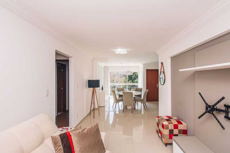 Apartamento à venda com 2 quartos, 70m² - Foto 2