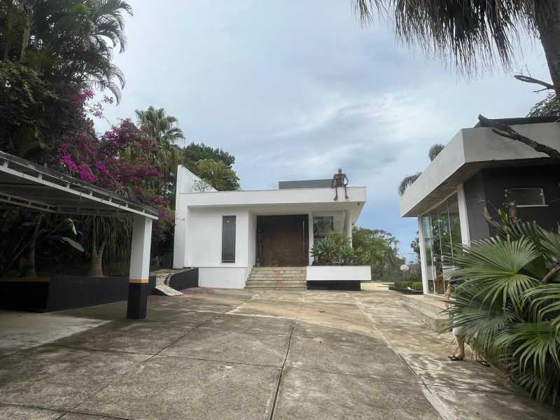 Casa à venda com 4 quartos, 900m² - Foto 2