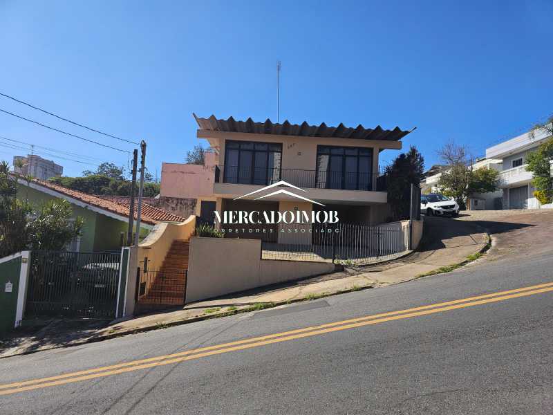 Casa para alugar com 4 quartos, 275m² - Foto 1