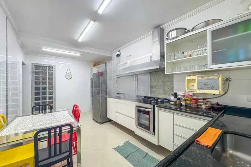 Casa à venda e aluguel com 3 quartos, 360m² - Foto 1