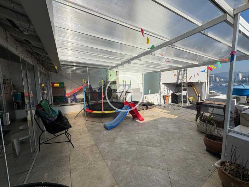 Cobertura, 3 quartos, 215 m² - Foto 2