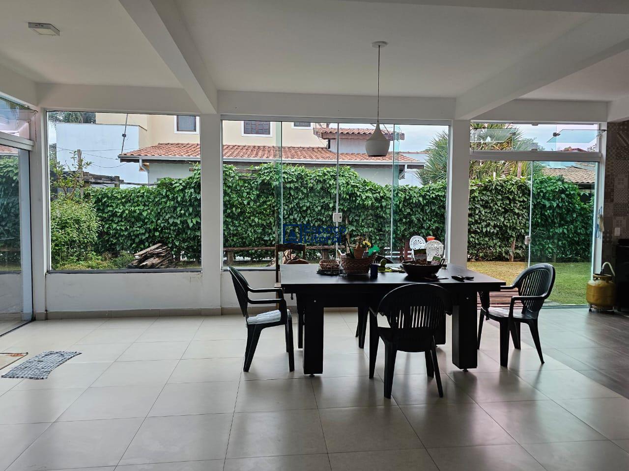Casa, 4 quartos, 220 m² - Foto 1