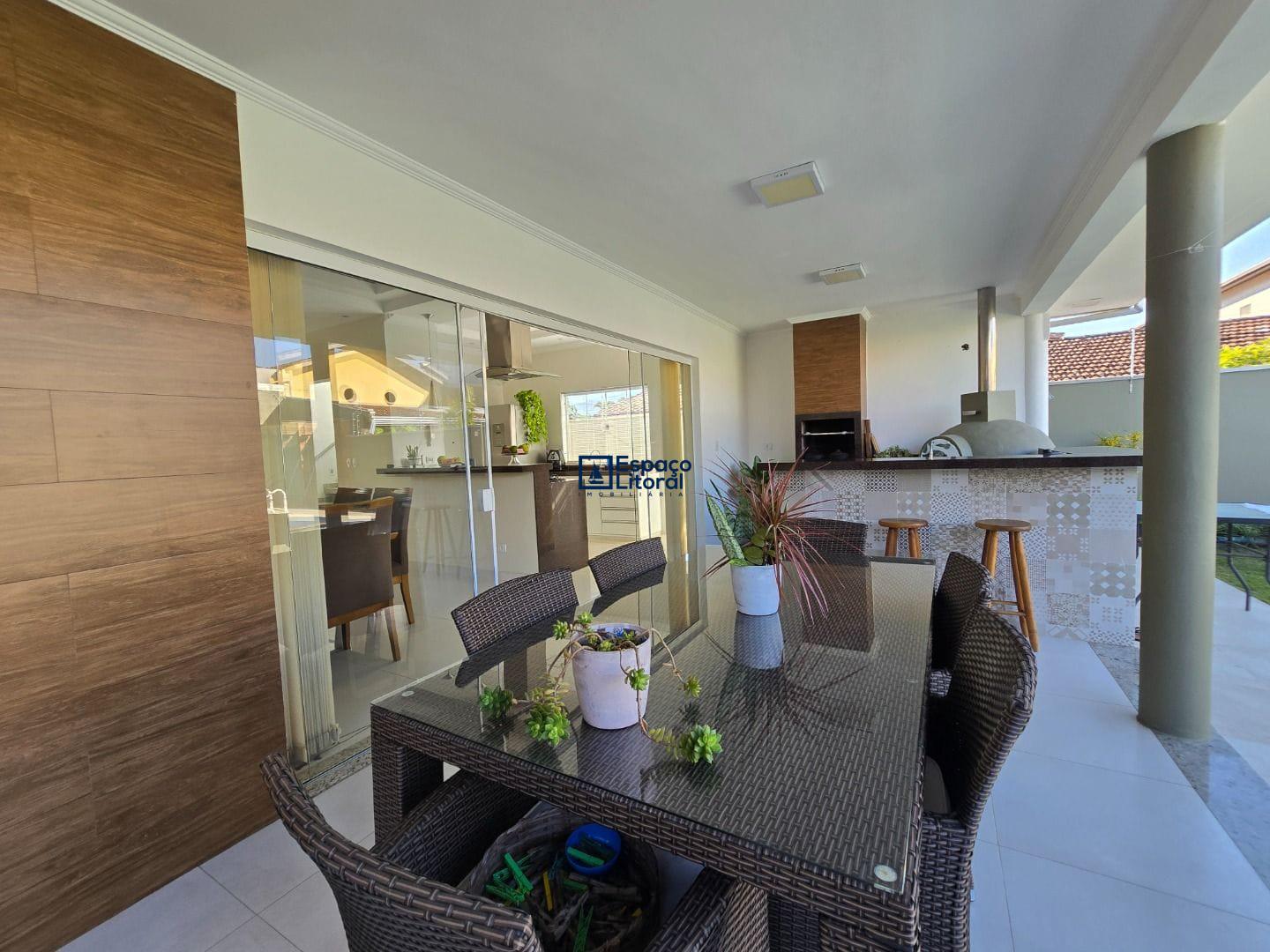 Casa, 4 quartos, 242 m² - Foto 1