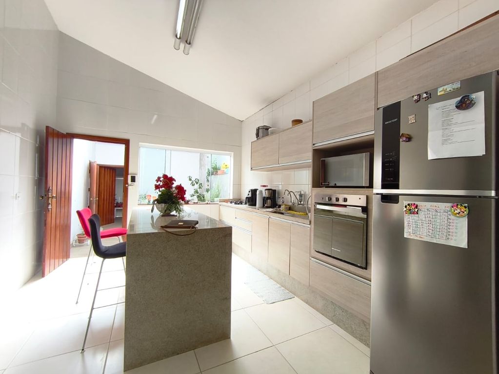 Casa, 3 quartos, 208 m² - Foto 1