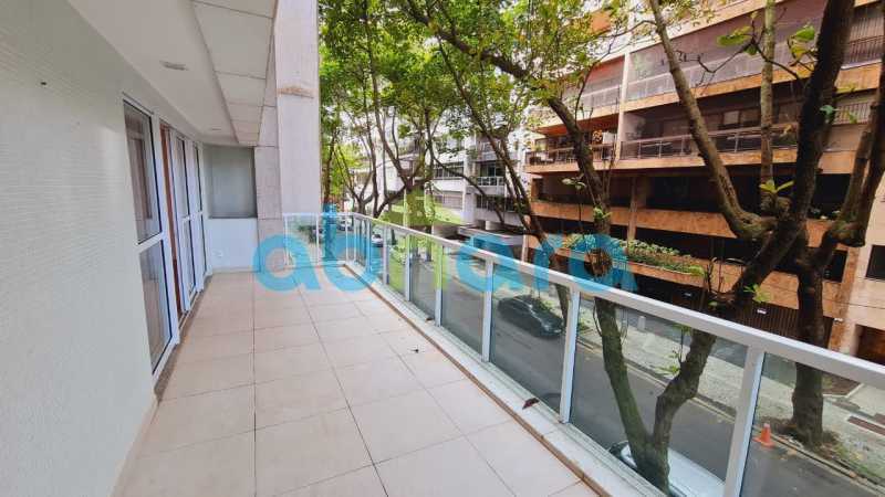 Apartamento à venda com 3 quartos, 205m² - Foto 1