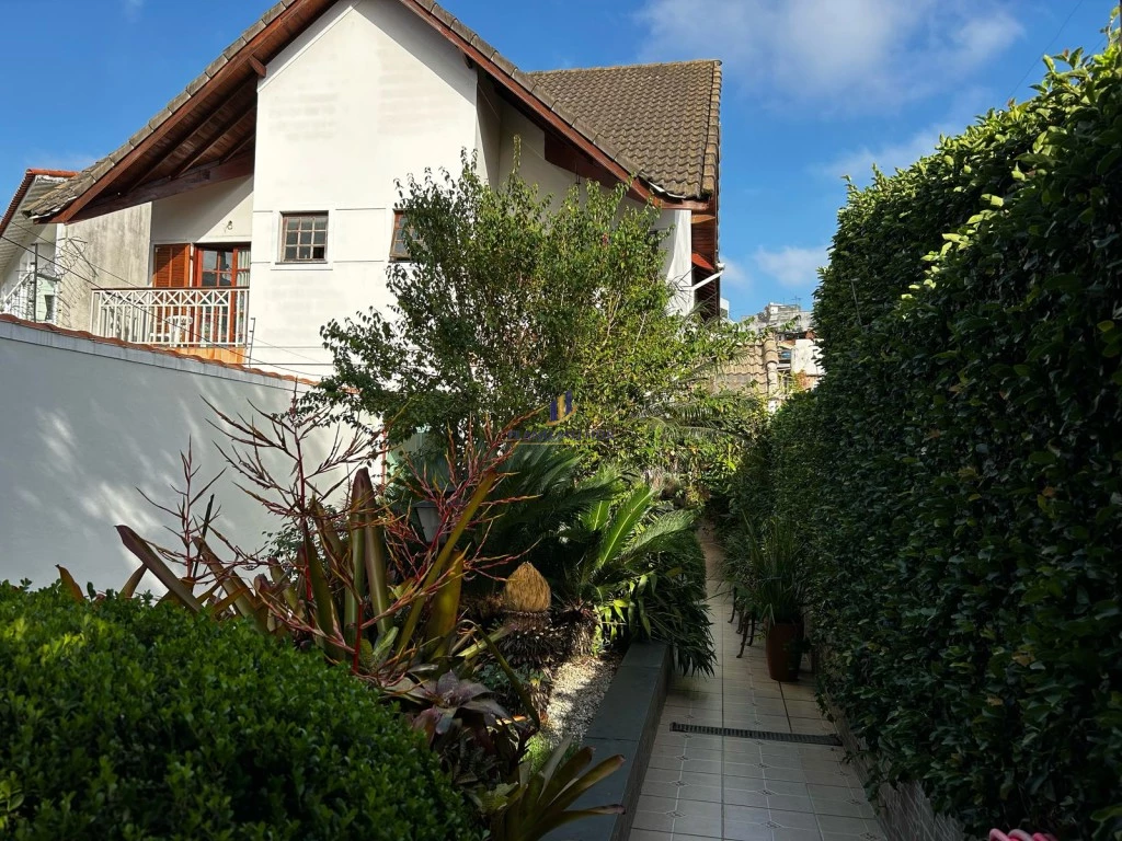 Casa, 3 quartos, 218 m² - Foto 1