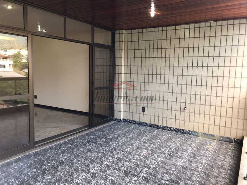 Apartamento à venda com 3 quartos, 227m² - Foto 2