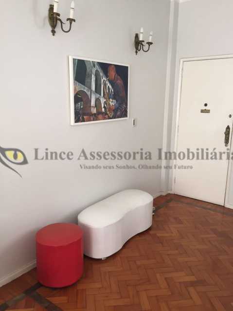 Apartamento à venda com 3 quartos, 160m² - Foto 2