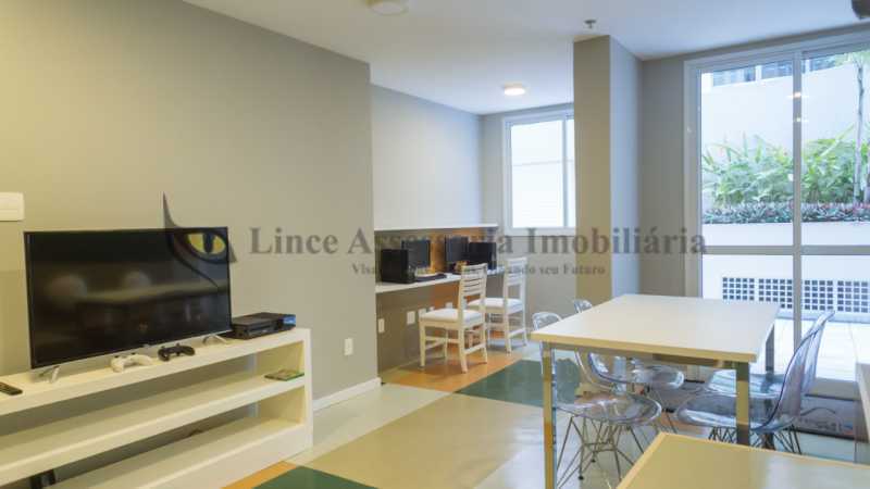 Apartamento à venda com 3 quartos, 76m² - Foto 2