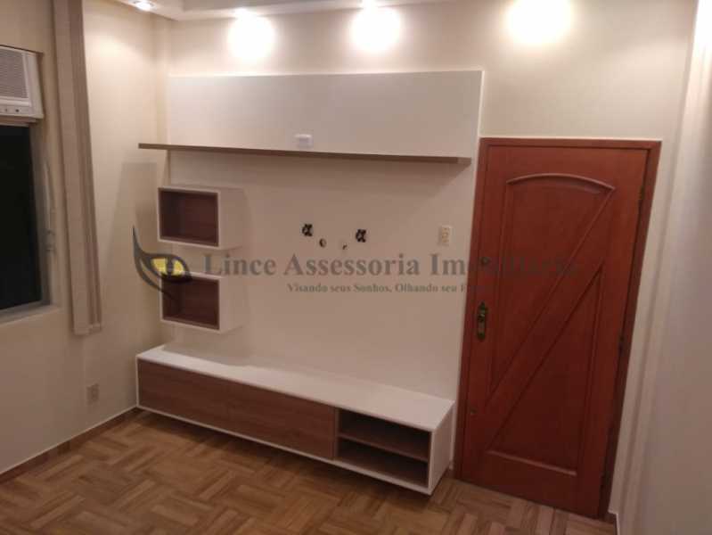 Apartamento à venda com 2 quartos, 67m² - Foto 2