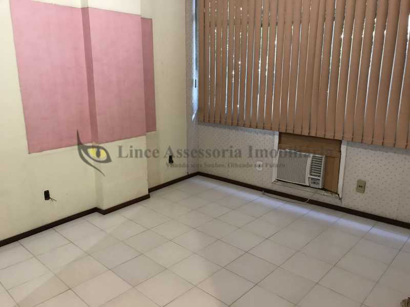 Apartamento à venda com 2 quartos, 70m² - Foto 2